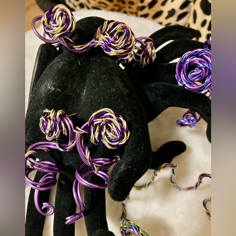 Royal studs set - Picture 3 of 3